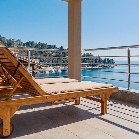 Seafront 2-Bedroom Apartment Nika - Rabac Exterior foto
